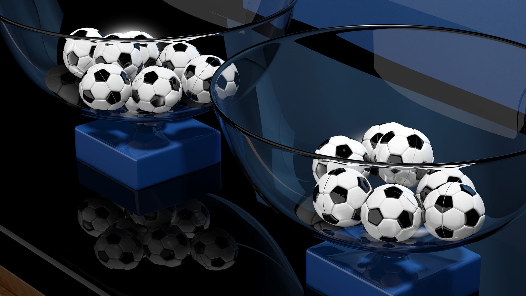 Två skålar med plastbollar som utgör lottningssystemet inom UEFA