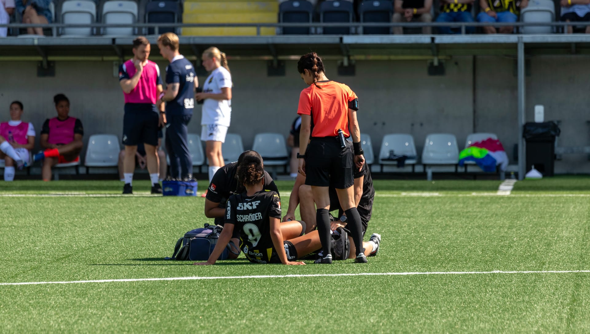 Felicia Schröder skadad under matchen mellan BK Häcken och AIK
