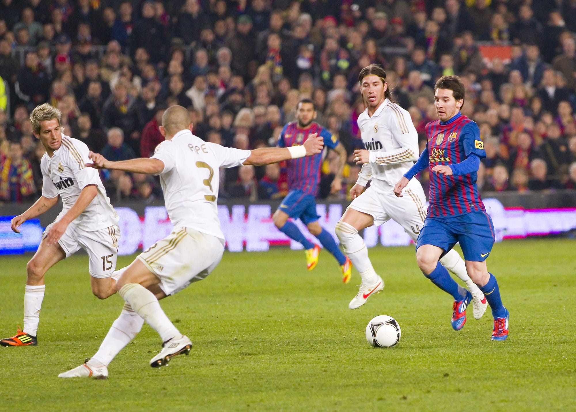 Lionel Messi dribblar sig fram mot Pepe i El Clásico 2012