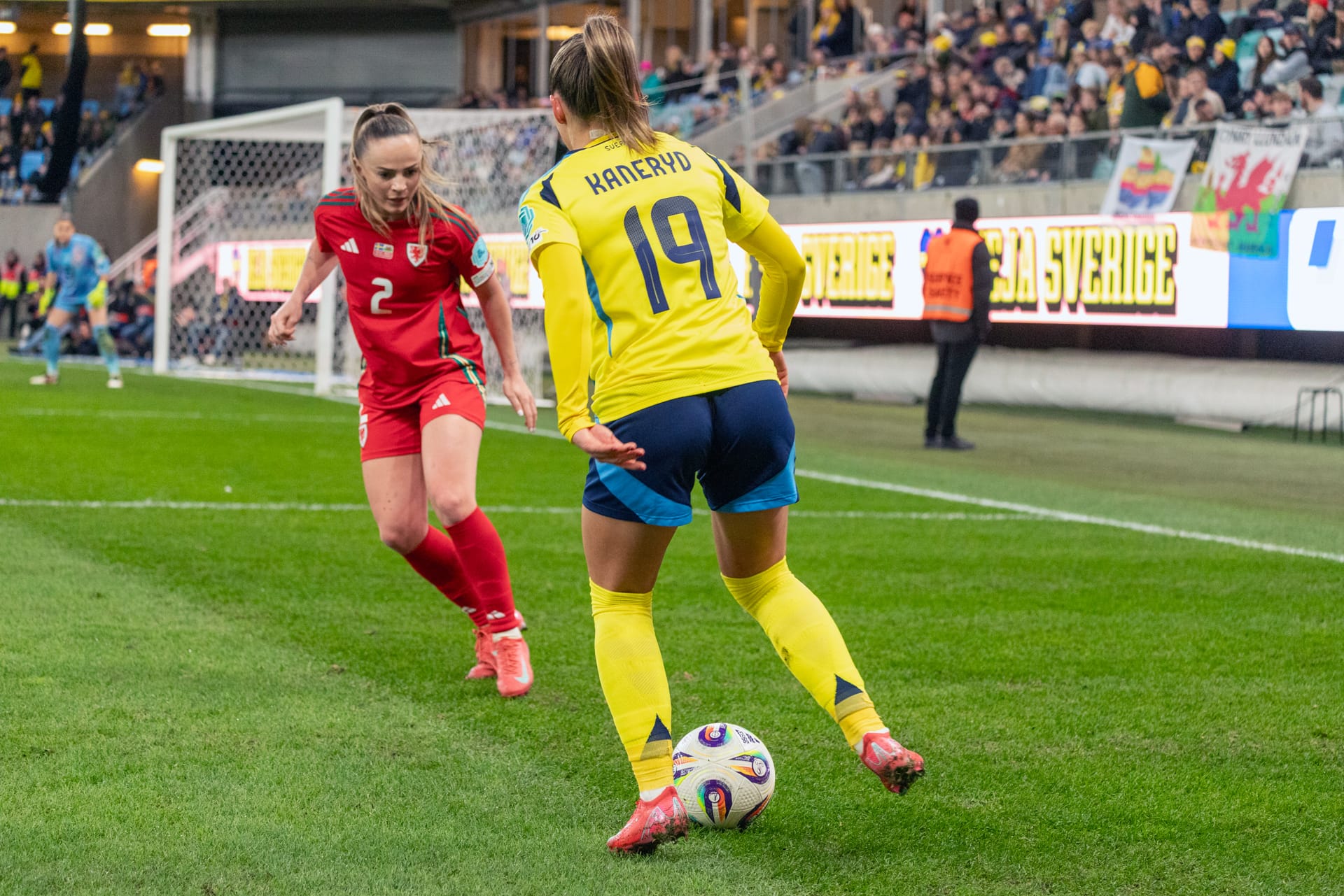 Johanna Rytting Kaneryd i Sveriges landslag försöker ta sig förbi Lily Woodham i Wales backlinje