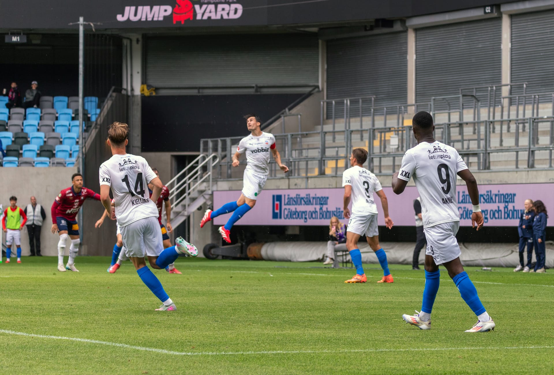 Jon Birkfeldt nickar undan bollen från Helsingborgs straffområde.