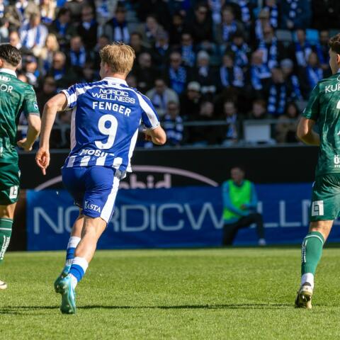 Max Fenger sätter press på Halmstads backlinje.