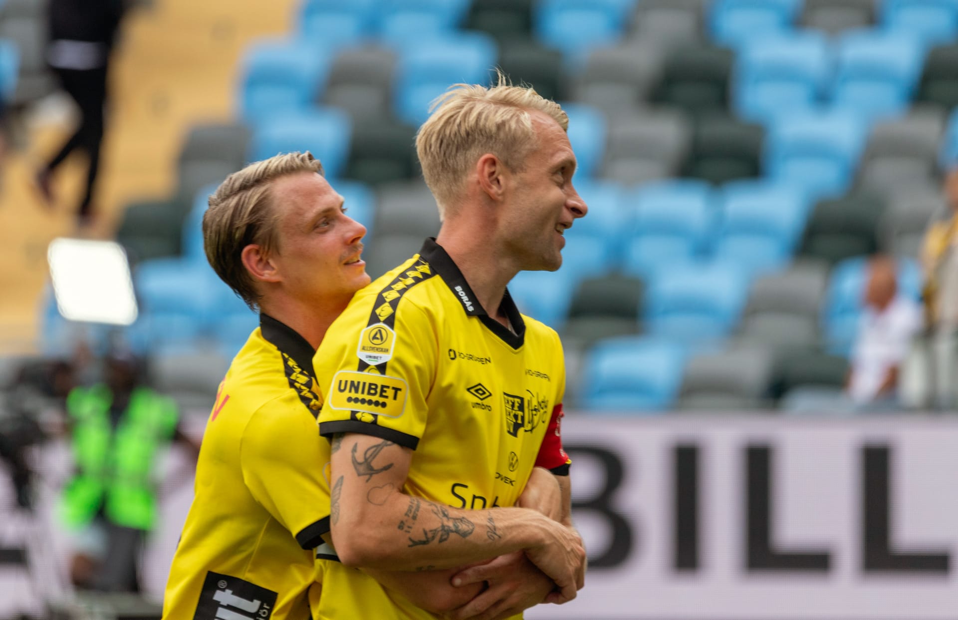 Johan Larsson och Simon Hedlund firar segern.