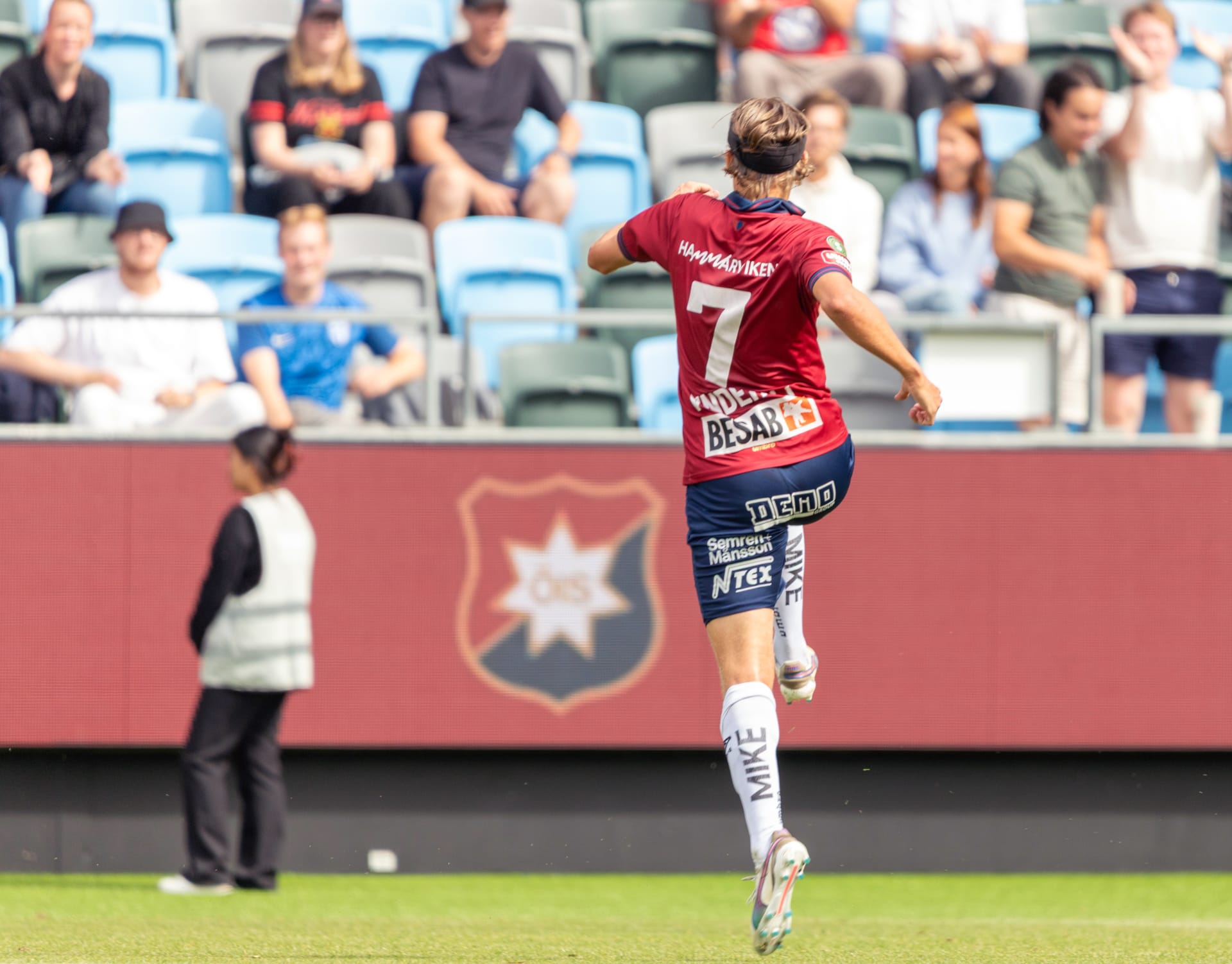 Charlie Vindehall firar ett mål