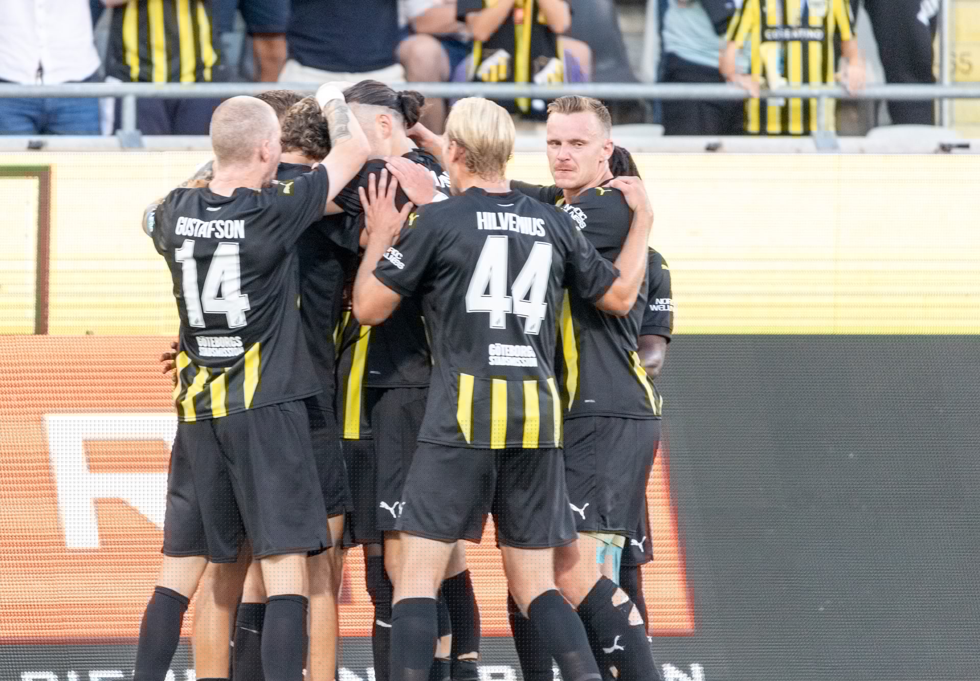 BK Häckens spelare firar