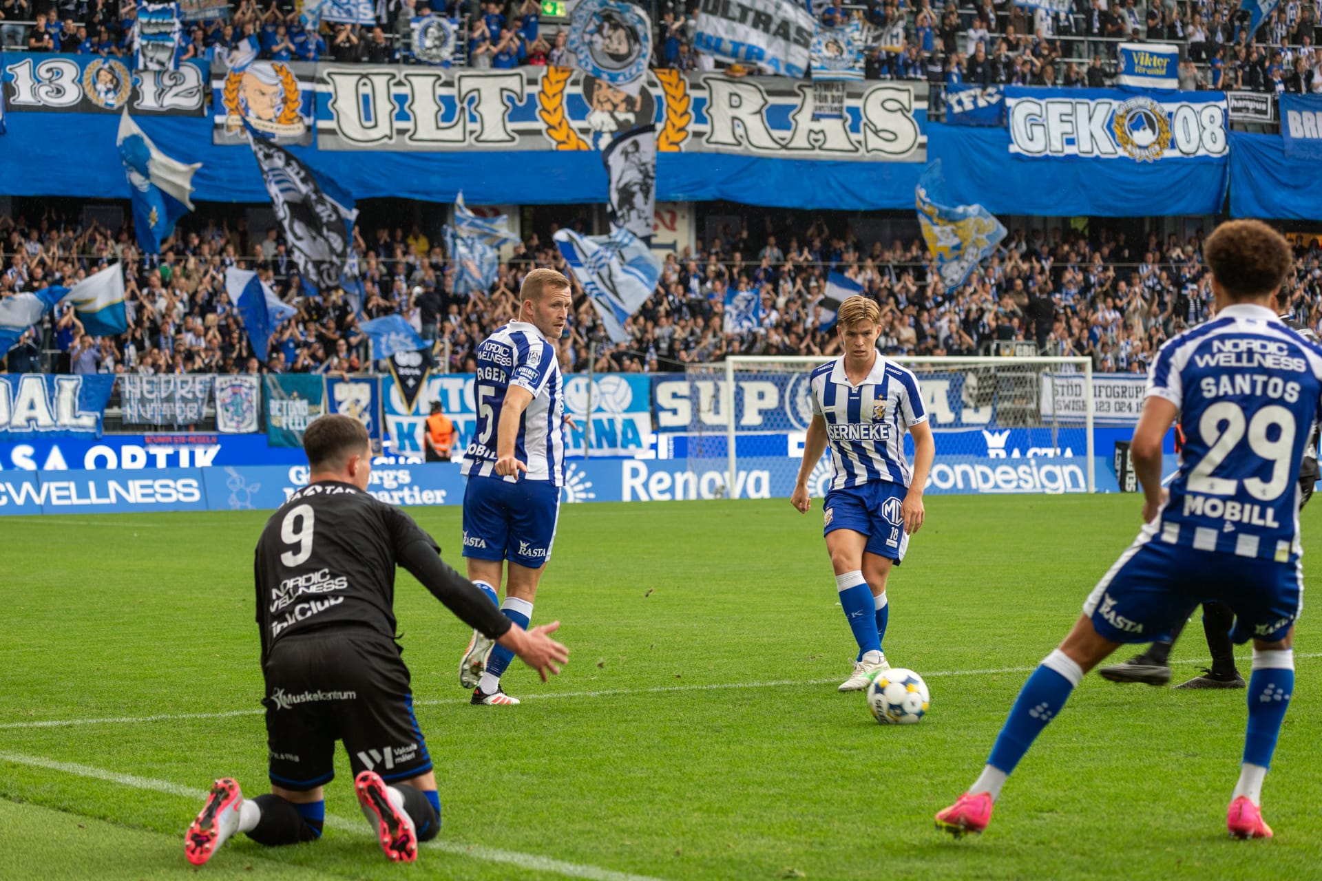 IFK Göteborg spelar bollen mellan sig.