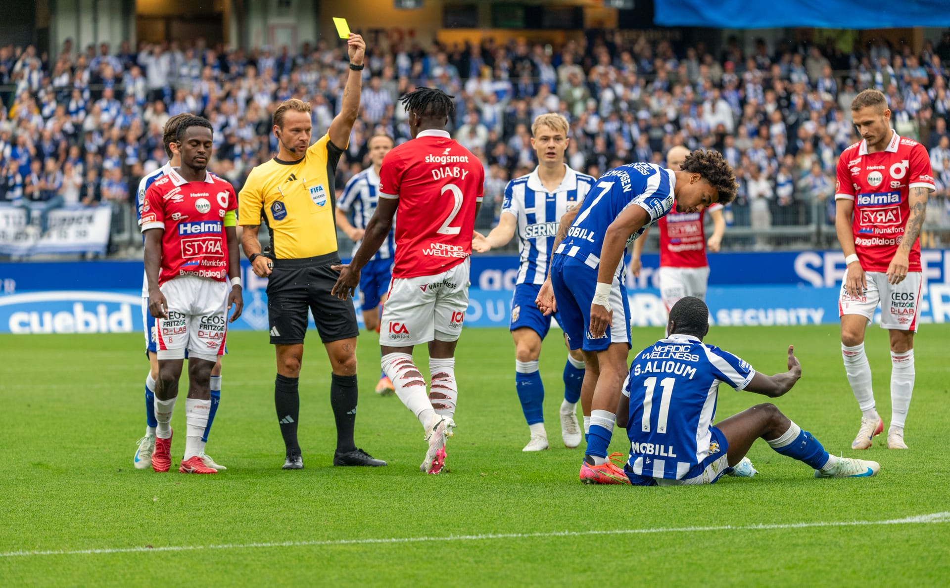Mamadouba Diaby får gult kort efter en aktion mot Alioum