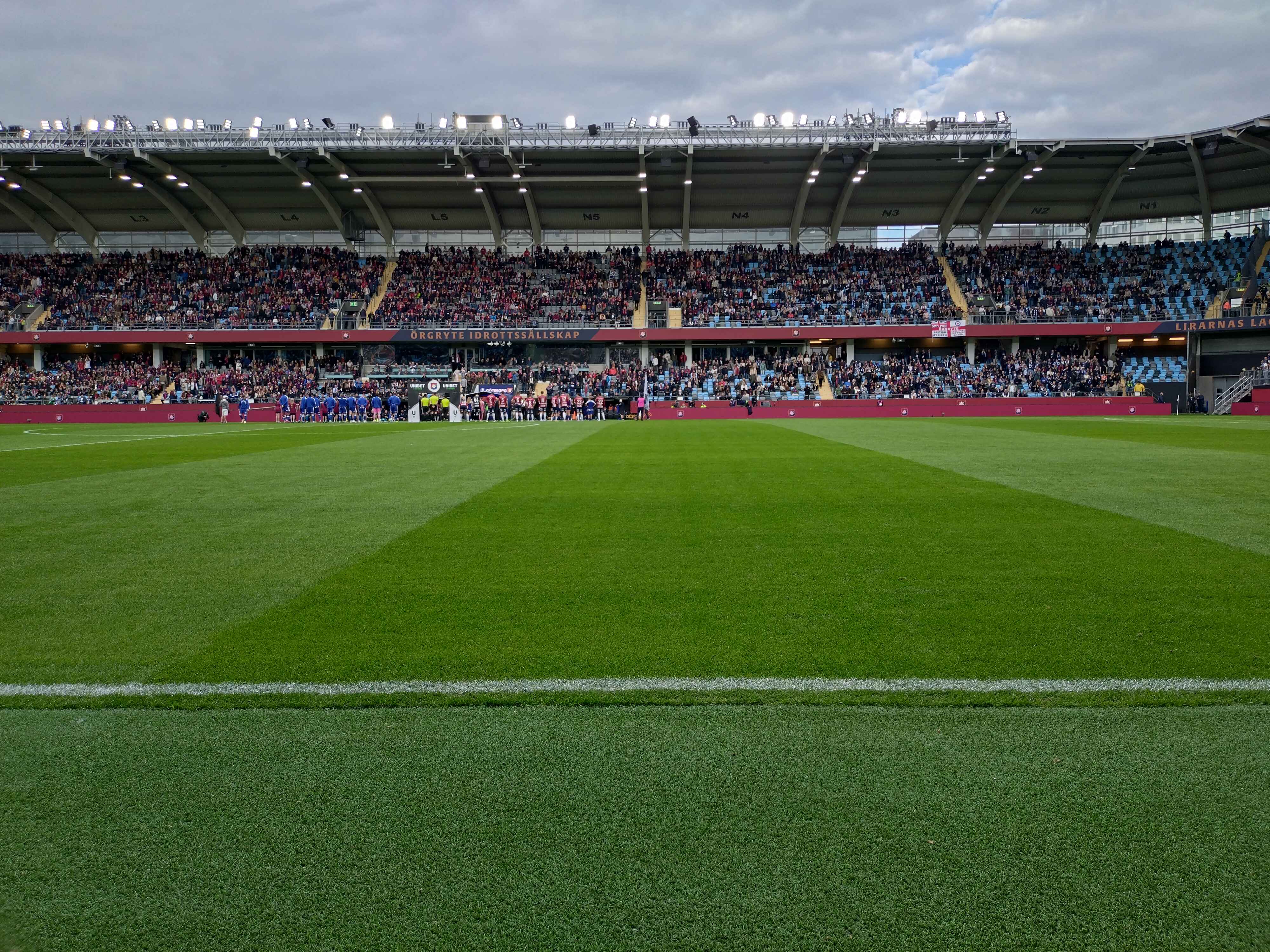 JUST NU: Göteborgsderbyt avbröts efter brand på läktaren