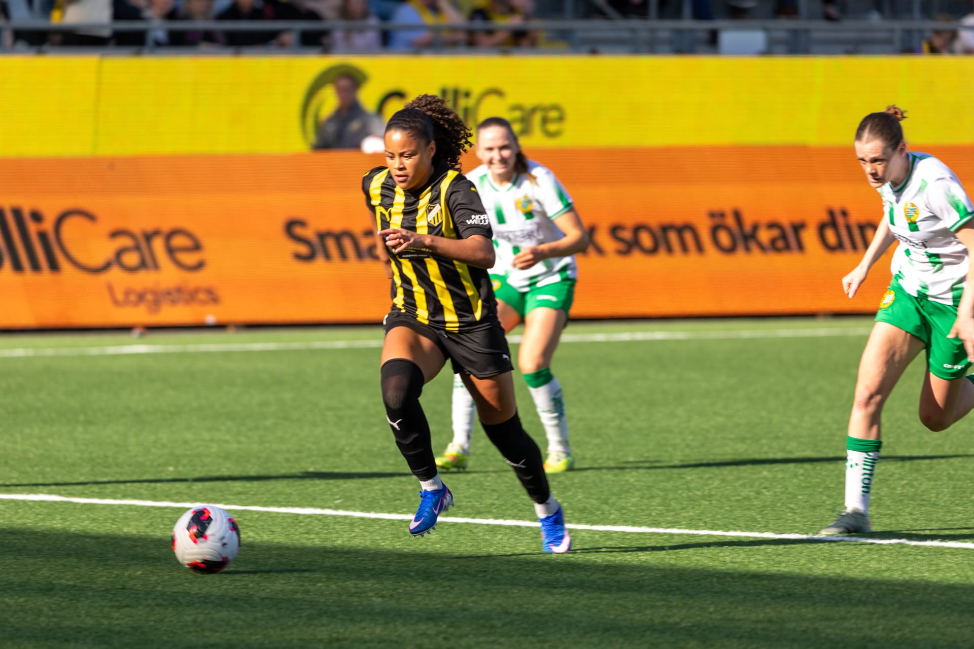 Felicia Schröder jagas av Hammarbyspelare