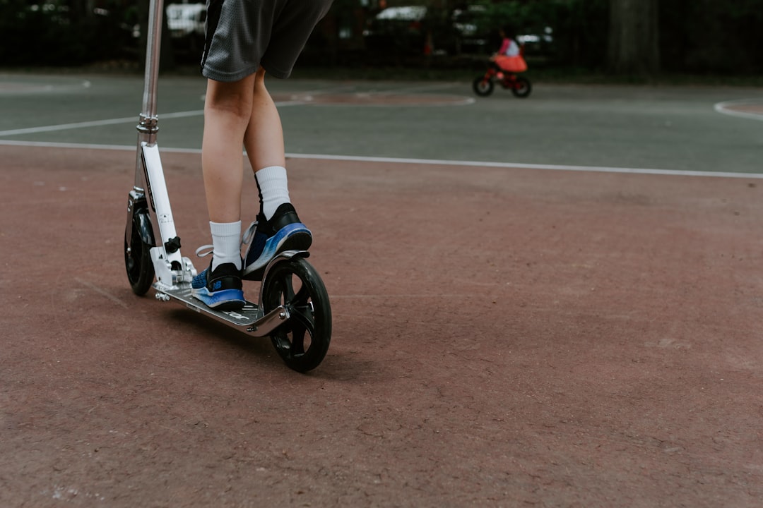 Unga fotbollstalanger tränar balans och koordination med sparkcykel vid sidan av planen