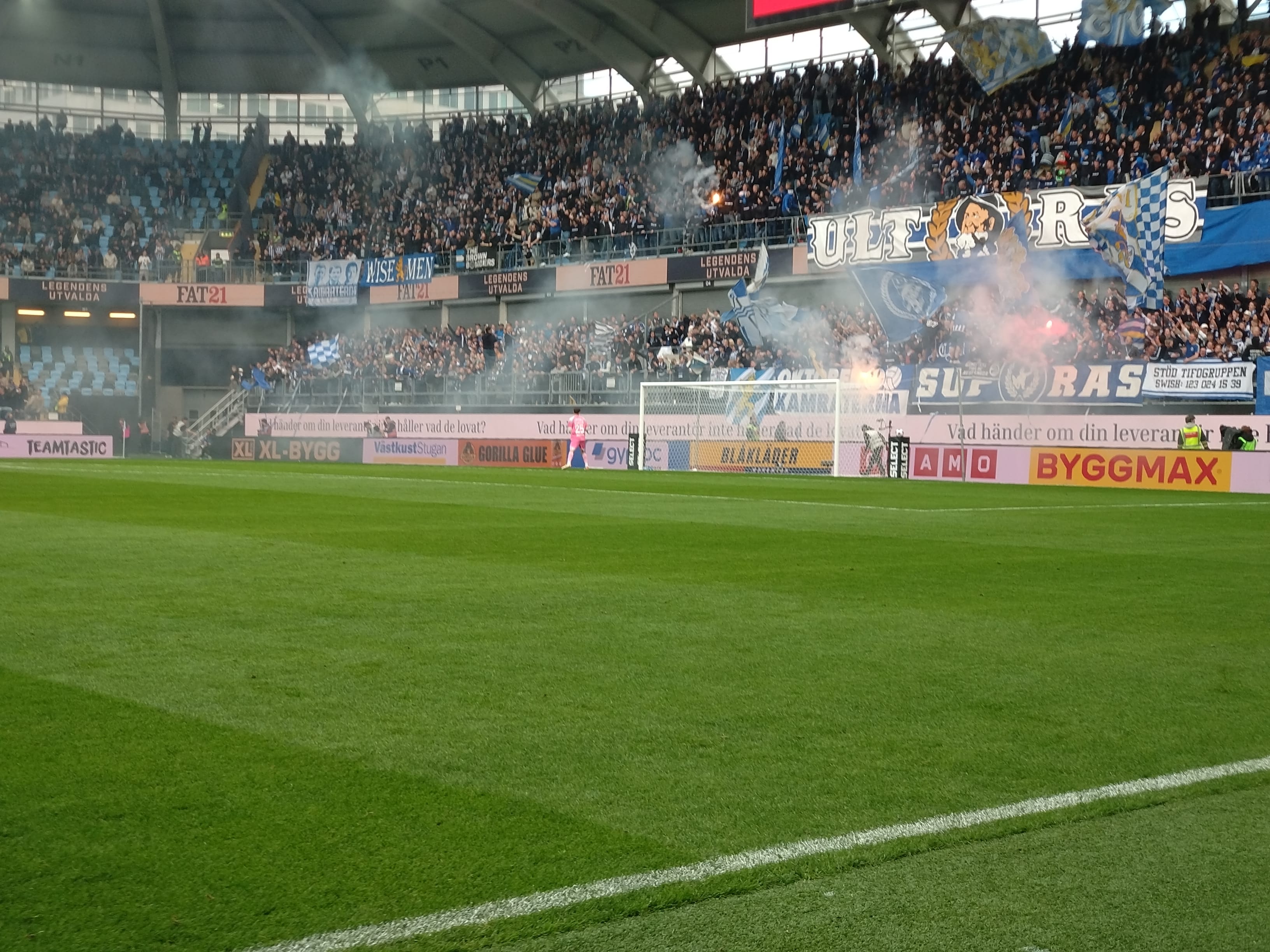 När IFK Göteborg och Örgryte möttes den 18 maj fick matchen avbrytas efter en brand på läktaren.