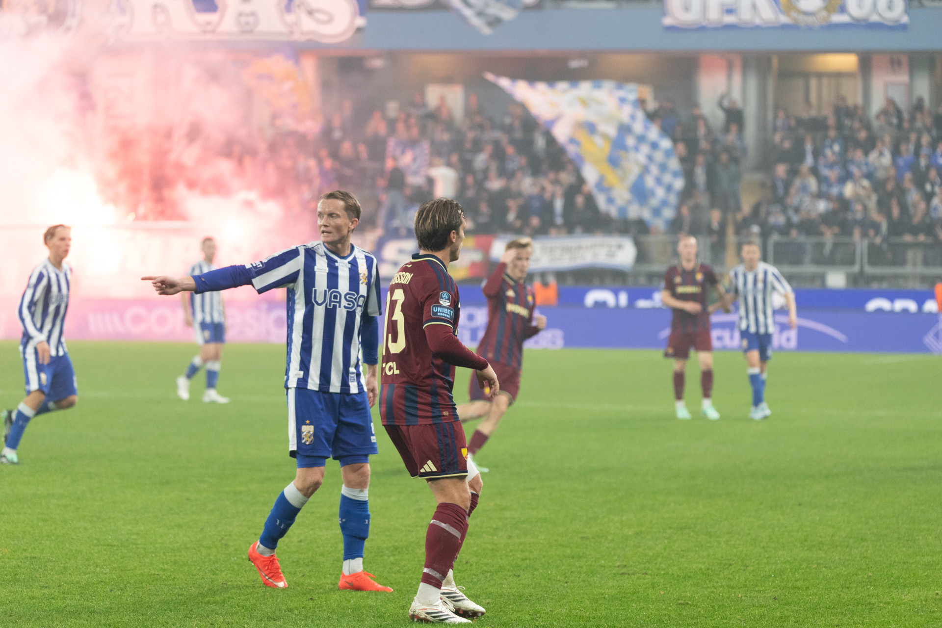 Bengaler från båda lagens supportrar bidrog till ännu mer höstdramatik på Gamla Ullevi.