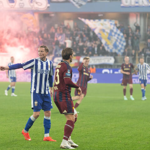 Bengaler från båda lagens supportrar bidrog till ännu mer höstdramatik på Gamla Ullevi.